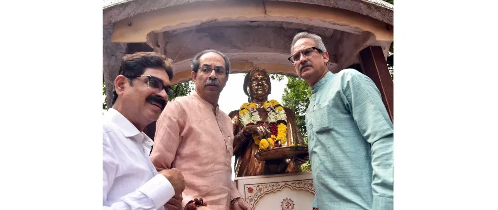 मीनाताई ठाकरेंच्या पुतळ्यावर रंग फेकल्याने सेना आक्रमक Sena aggressive after throwing color on Meena Thackeray's statue