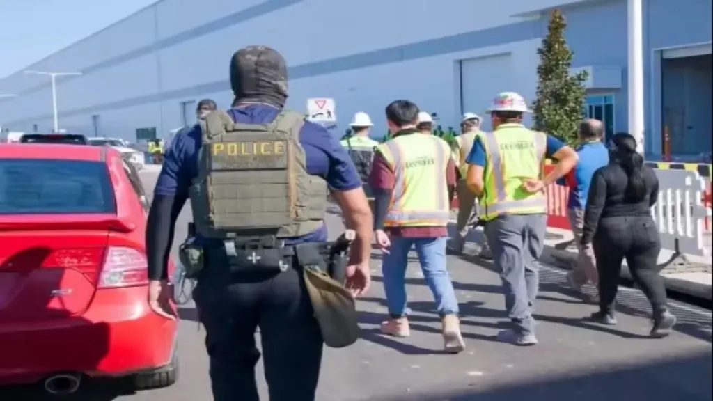 हुंडई-एलजी प्रकल्पावर ‘इमिग्रेशन’चा छापा Immigration raids Hyundai-LG project