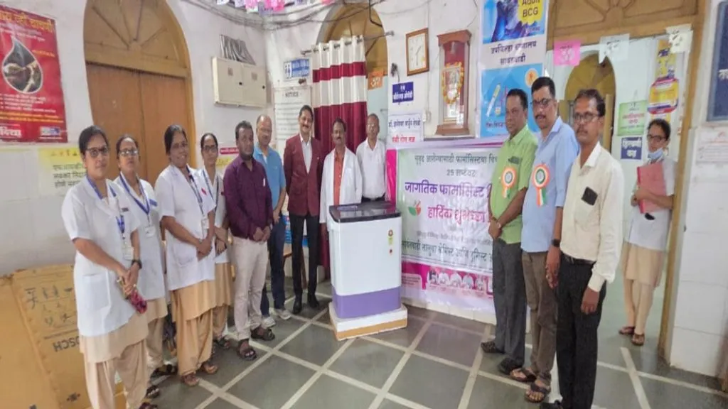 केमिस्ट असोसिएशनकडून सावंतवाडी उपजिल्हा रुग्णालयाला वॉशिंग मशिन भेट