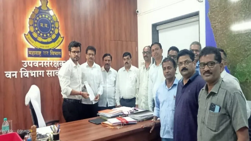 हत्ती प्रश्नी जिल्हा काँग्रेसचे उपवनसंरक्षकांना निवेदन