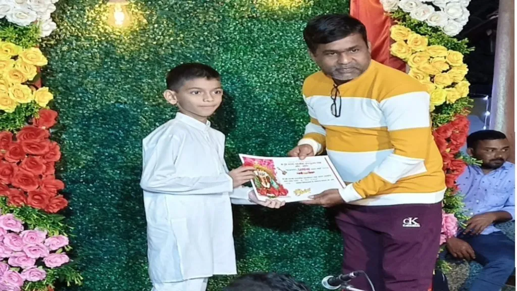 आरोस येथील अभंग गायन स्पर्धेत वीर राऊळ प्रथम