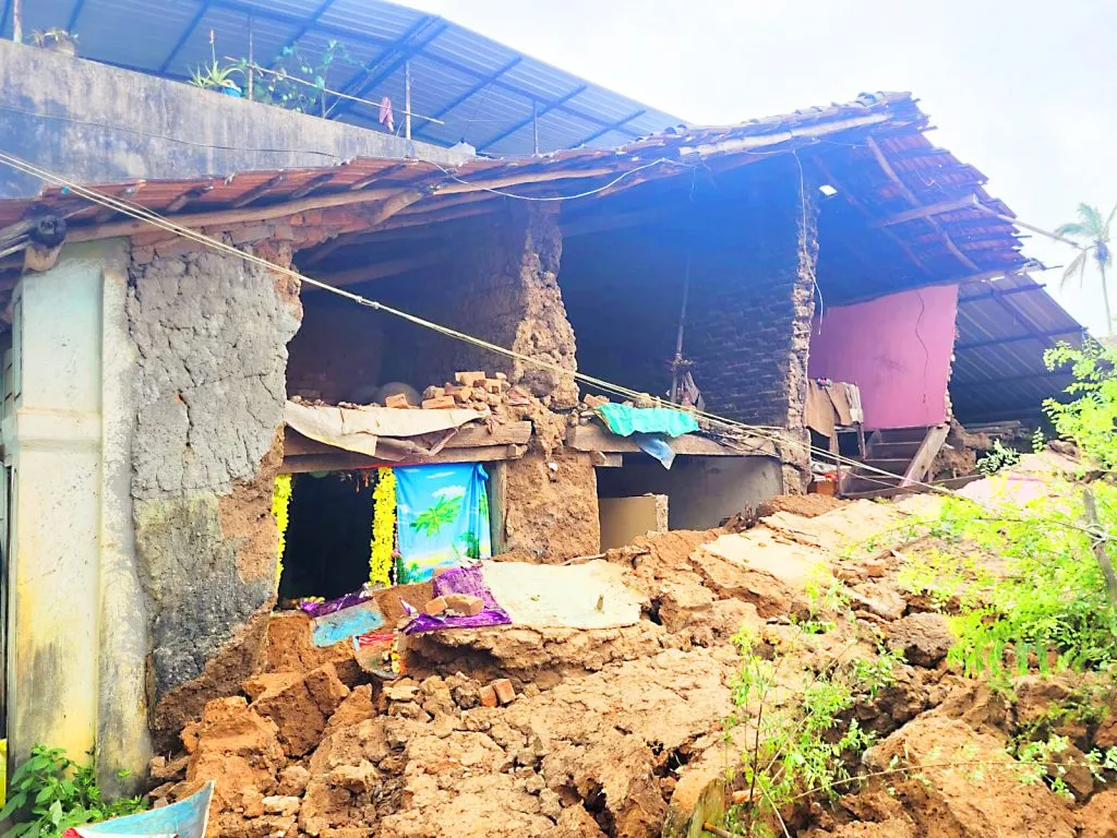 खैरवाड येथे घराची भिंत कोसळून नुकसान Damage caused by collapse of house wall in Khairwad
