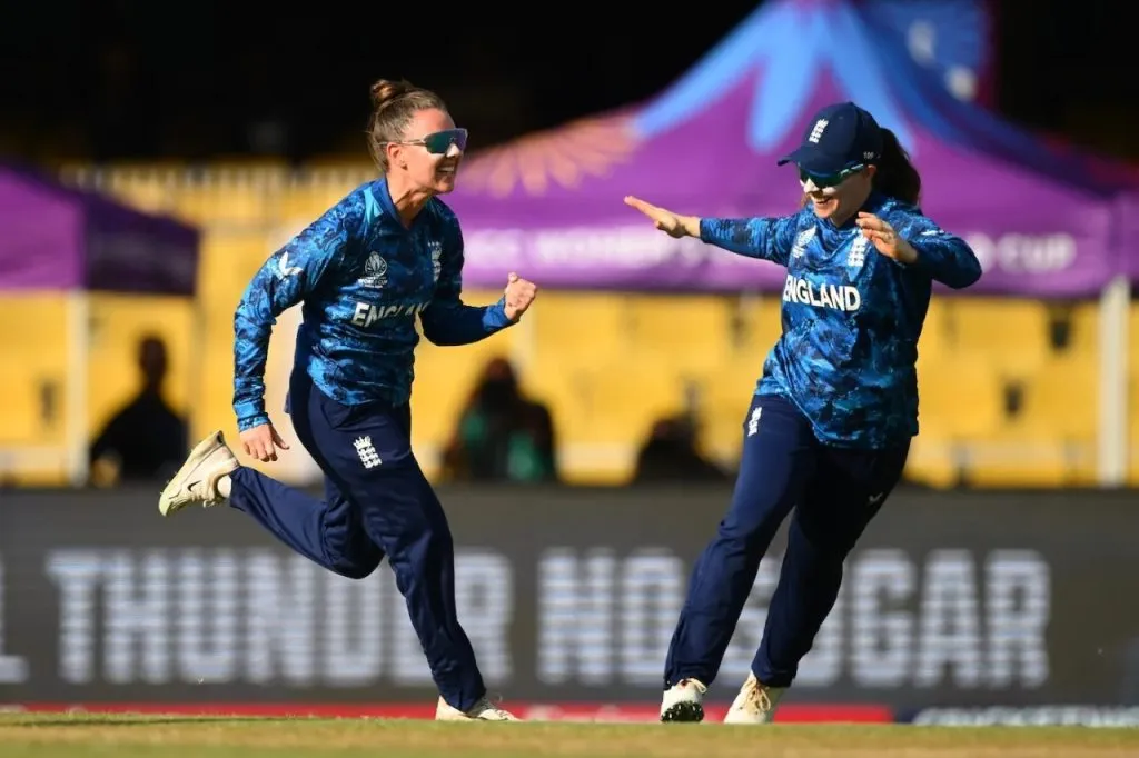 इंग्लंड महिला संघाची विजयी सलामी England women's team makes winning start