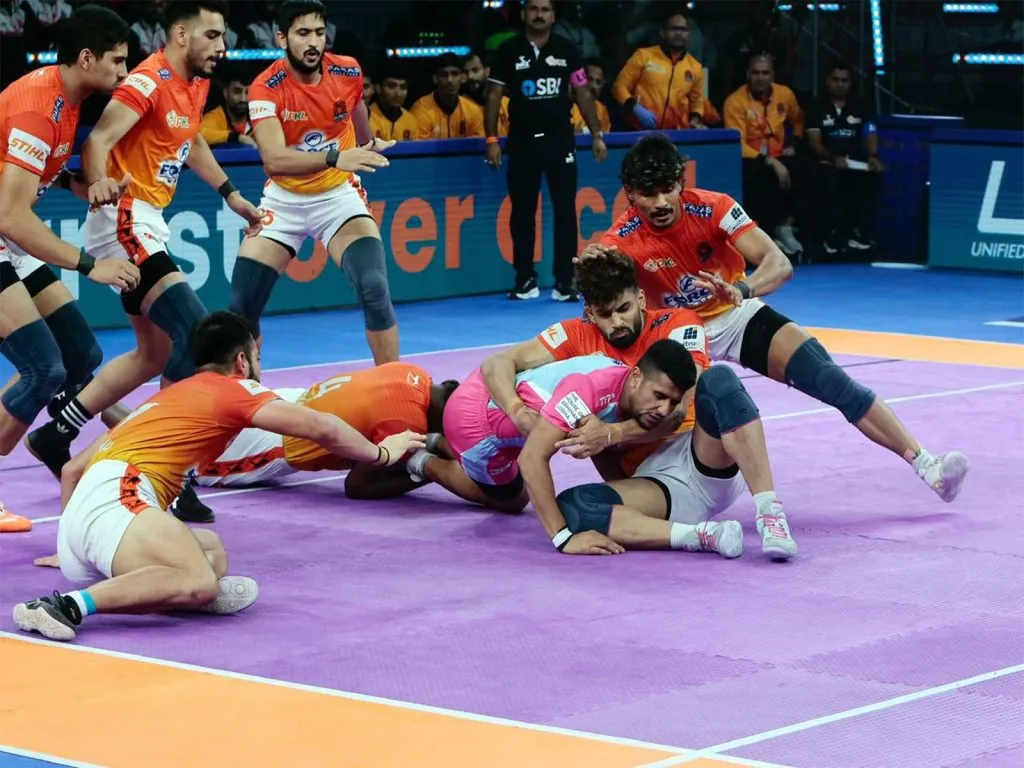 पुणेरी पलटनचा पिंक पँथर्सवर थरारक विजय Puneri Paltan's thrilling win over Pink Panthers