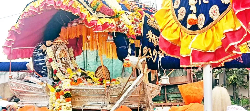 पंतनामाने अवघी पंतबाळेकुंद्री दुमदुमली Pantnam has completely overwhelmed Pantbalekundri.