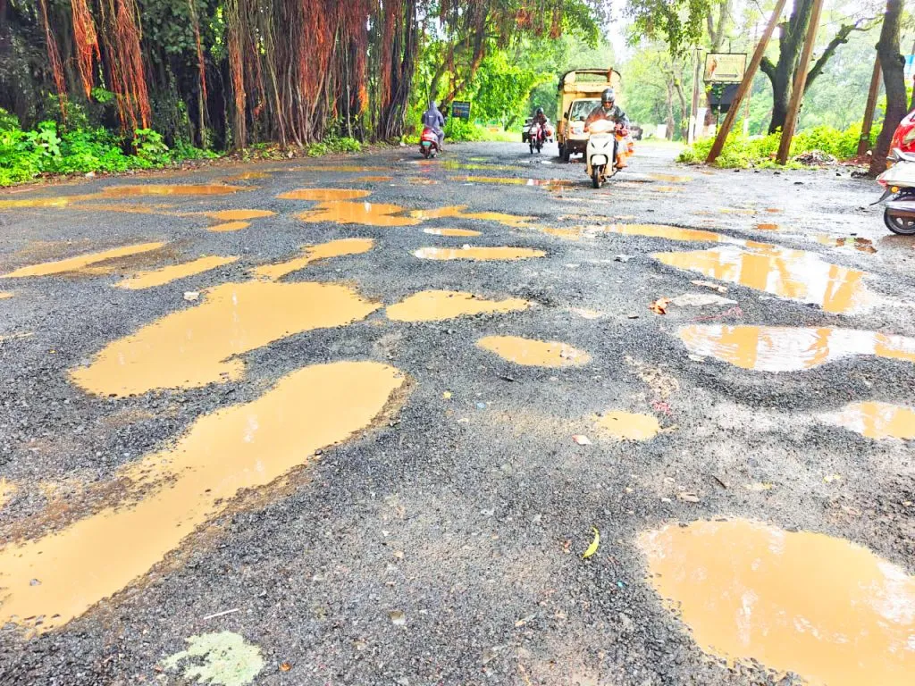 Sulga Kembali Nala-Shinoli 5 km. Road lost in a pothole