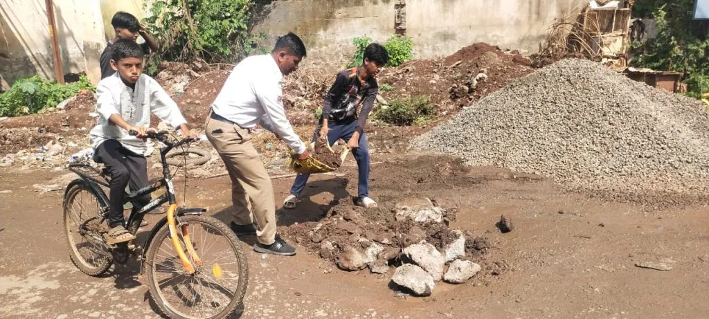 Satara : काॅलेज रस्त्यावरील खड्डा अखेर पोलिसांनीच मुजवला! Citizens appreciate the efficiency of Umbraj police