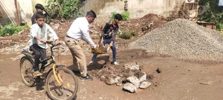 Satara : काॅलेज रस्त्यावरील खड्डा अखेर पोलिसांनीच मुजवला! Citizens appreciate the efficiency of Umbraj police