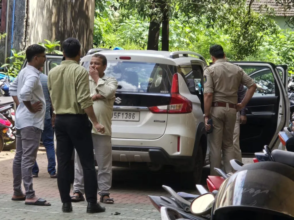 दरोडेखोरांना बेळगावपर्यंत सोडलेल्या दोन गाड्या जप्त Two cars abandoned by robbers to Belgaum seized