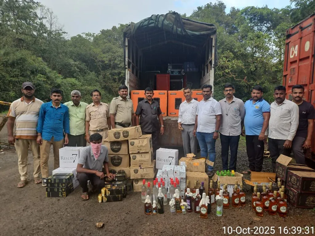 Goan-made liquor stock seized near Kankumbi check post