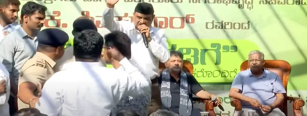 MLA Muniratna's confusion at the Bangalore Chalo program