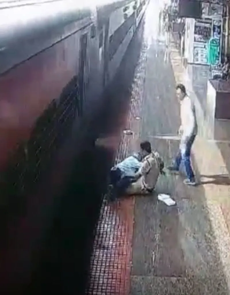 Old man's life saved due to RPF jawan's bravery