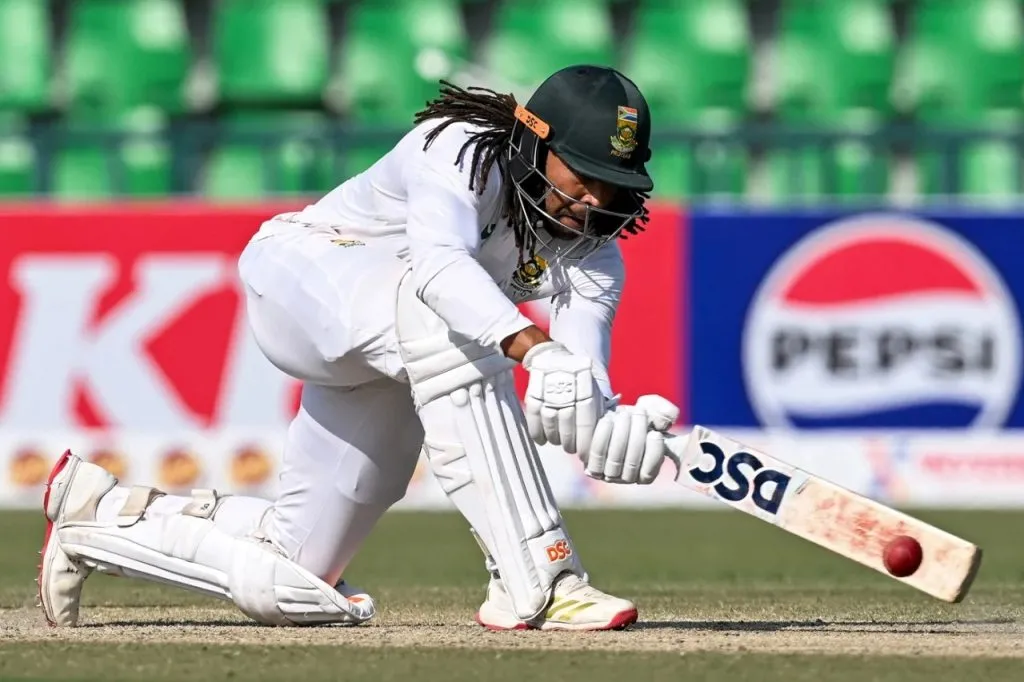 11 बळींसह दुसरा दिवस गाजविला गोलंदाजांनी Bowlers dominated the second day with 11 wickets