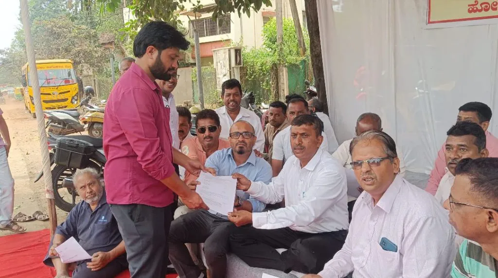 Protest for road on Third Railway Gate flyover