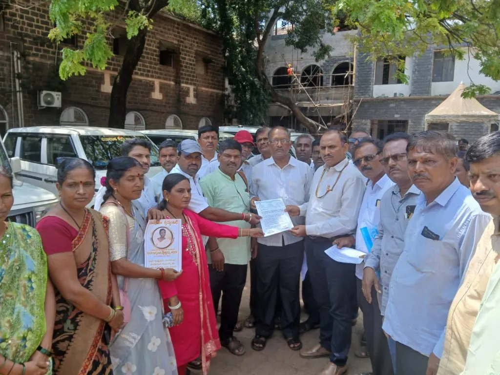 ग्रंथपालांच्या वेतन मागणीसाठी जिल्हाधिकाऱ्यांना निवेदन Representation to the District Collector for the salary demand of librarians