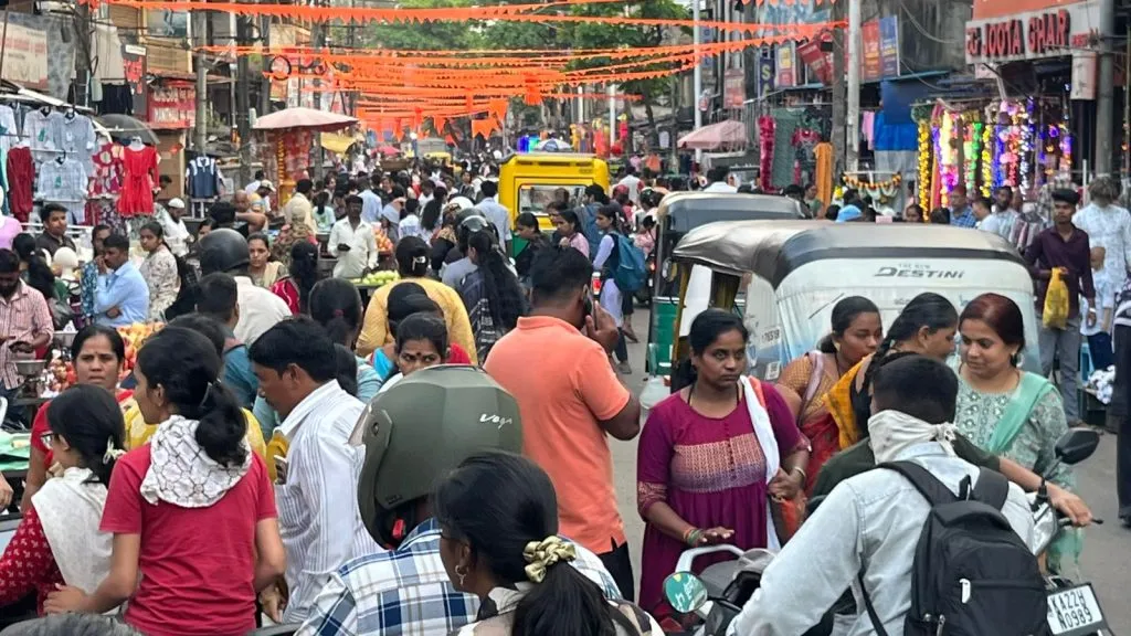 गृह, आस्थापने सजावटीत पणत्यांना महत्त्वाचे स्थान They play an important role in decorating homes and establishments.