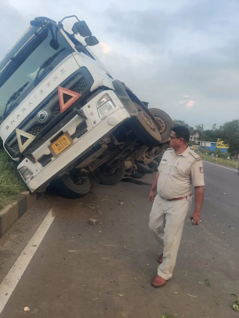 Container overturned near Halganj