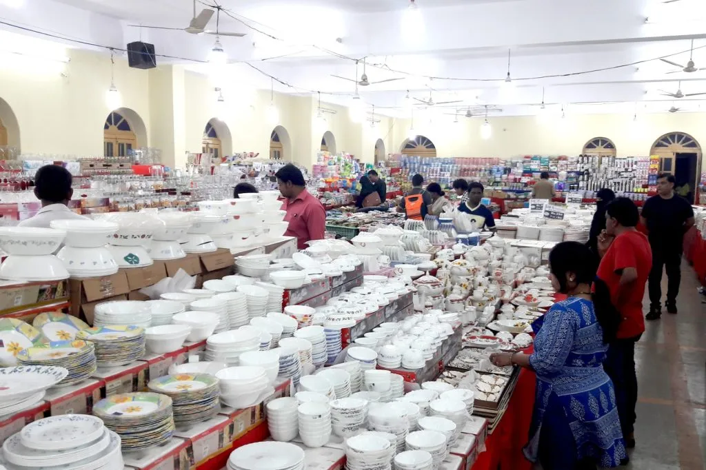 Spontaneous response from customers to imported-Indian crockery sale