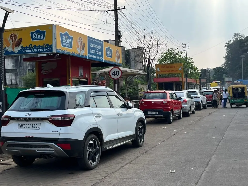 दिवाळी खरेदीसाठी शहरात वाहनांच्या रांगाच रांगा Queues of vehicles line up in the city for Diwali shopping