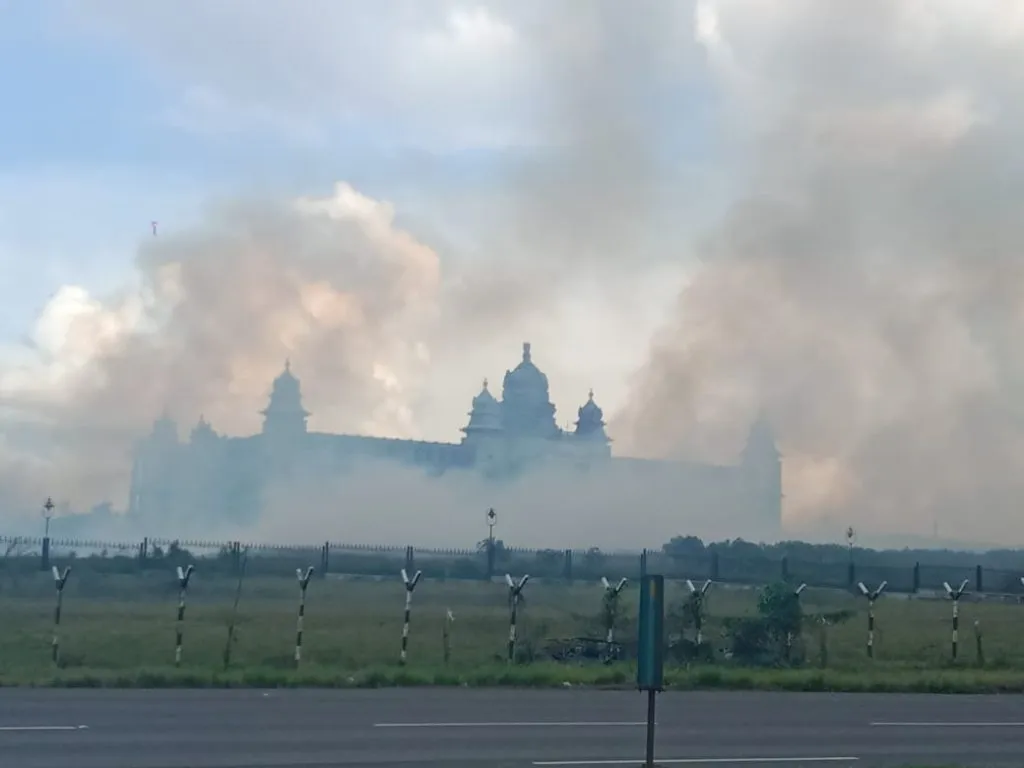 सुवर्णविधानसौध परिसरात धुराचे लोळ Smoke billows from the Suvarnabhumi Palace area