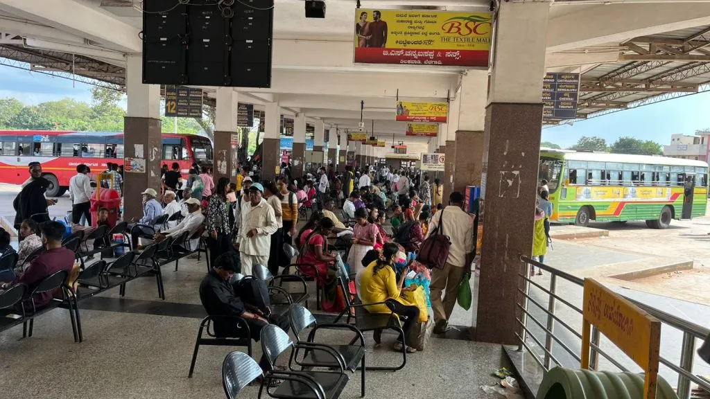 दिवाळीच्या पार्श्वभूमीवर मध्यवर्ती बसस्थानकात प्रवाशांची गर्दी Crowd of passengers at the central bus stand on the eve of Diwali