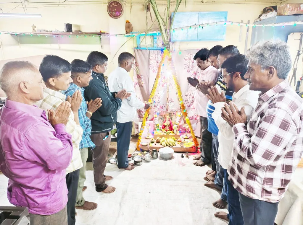 तालुक्यात लक्ष्मीपूजन भक्तिमय वातावरणात Lakshmi Puja in the taluka in a devotional atmosphere