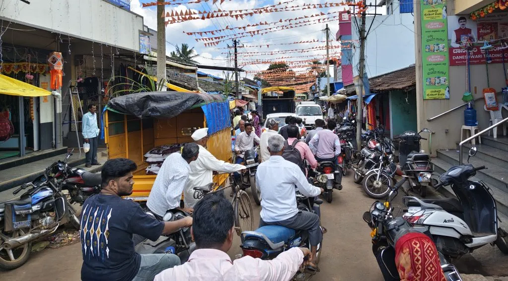नंदगड बाजारपेठेतील रहदारीच्या कोंडीमुळे जनता त्रस्त People are suffering due to traffic congestion in Nandgad market.