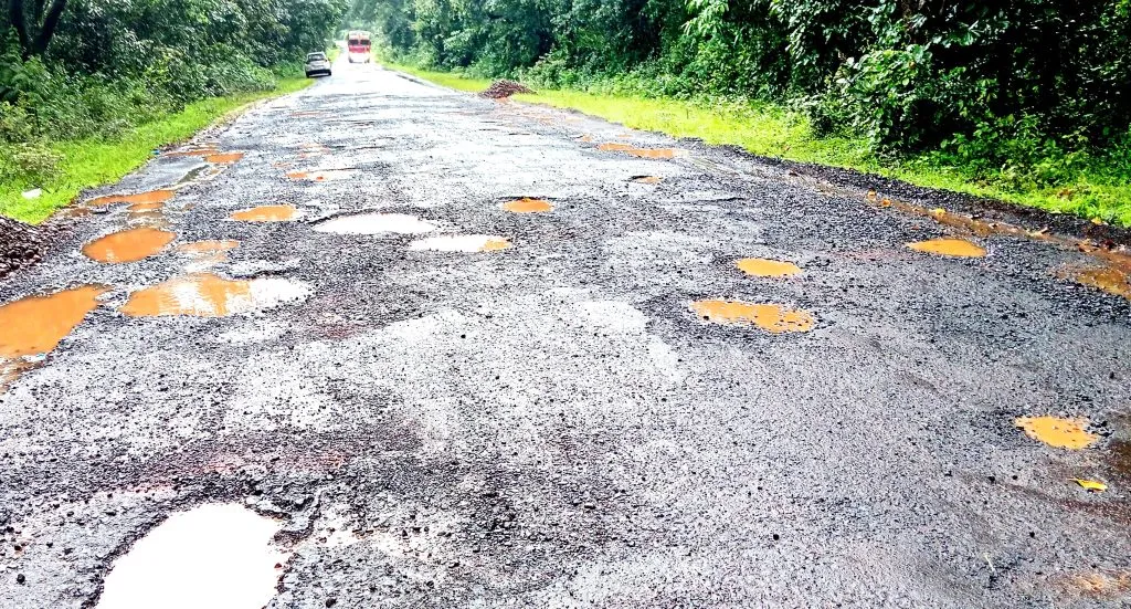 बेळगाव-वेंगुर्ले खड्डेमय रस्त्यामुळे अपघातात वाढ Increase in accidents due to potholed Belgaum-Vengurle road