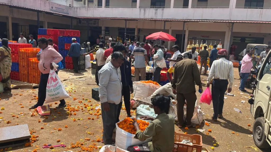दिवाळीमुळे फुलांची बाजारपेठ बहरली Flower market flourishes due to Diwali