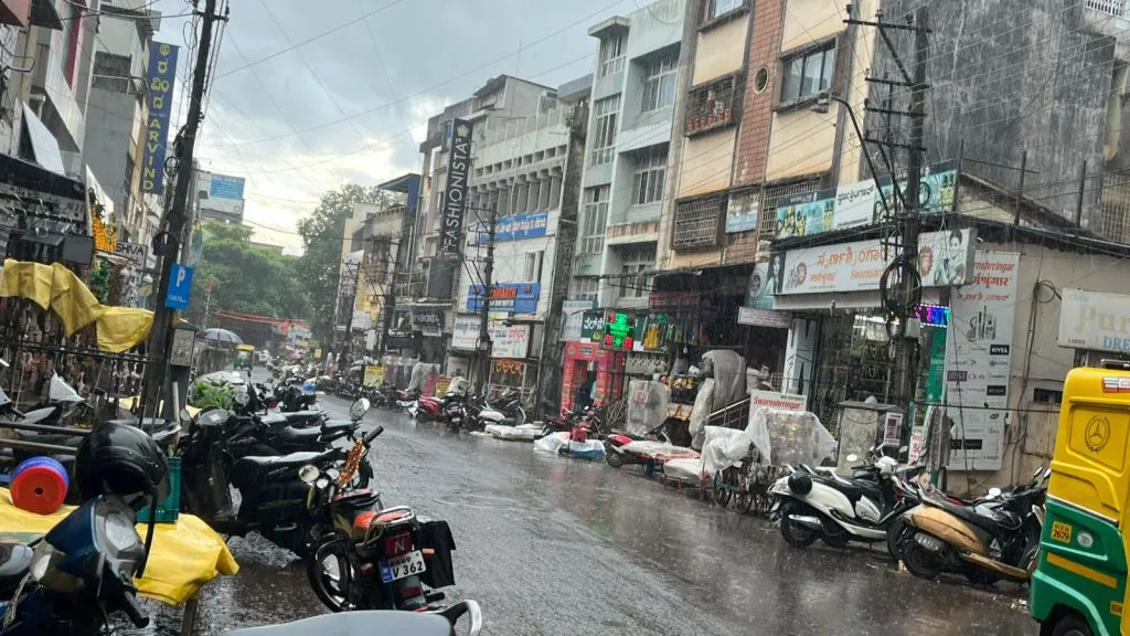 Vendors stranded due to rain showers