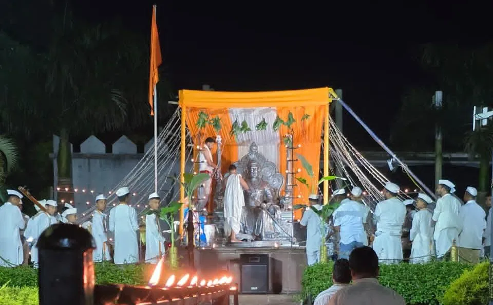 दिव्यांच्या प्रकाशाने उजळला छत्रपती शिवाजी उद्यान परिसर Chhatrapati Shivaji Park area lit up with lights