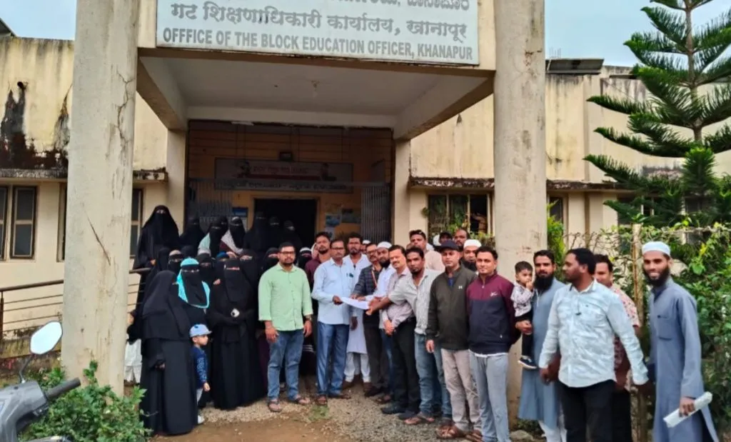 खानापूर उर्दू शाळेत ‘त्या’ मुख्याध्यापिकेला हजर केल्यास टाळे If 'that' principal of Urdu School is present school will be closed