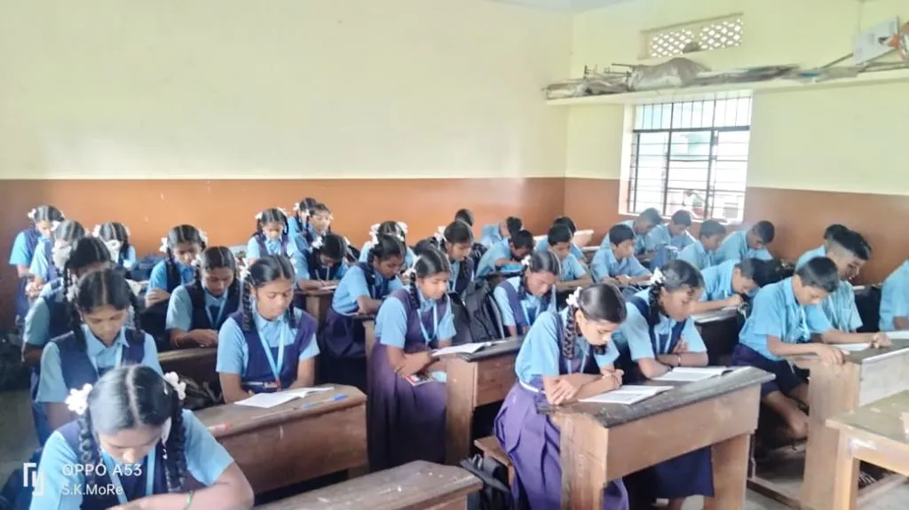 दसरा-दिवाळी सुटीनंतर शाळा पुन्हा गजबजल्या Schools are bustling again after the Dussehra-Diwali holidays.