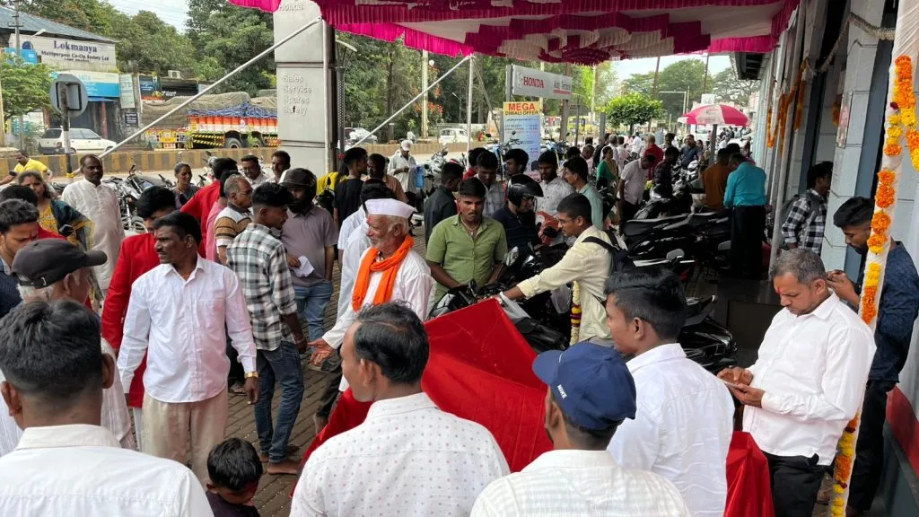 दिवाळी पाडव्याच्या मुहूर्तावर उत्साही खरेदी Excited shopping on the occasion of Diwali Padwa