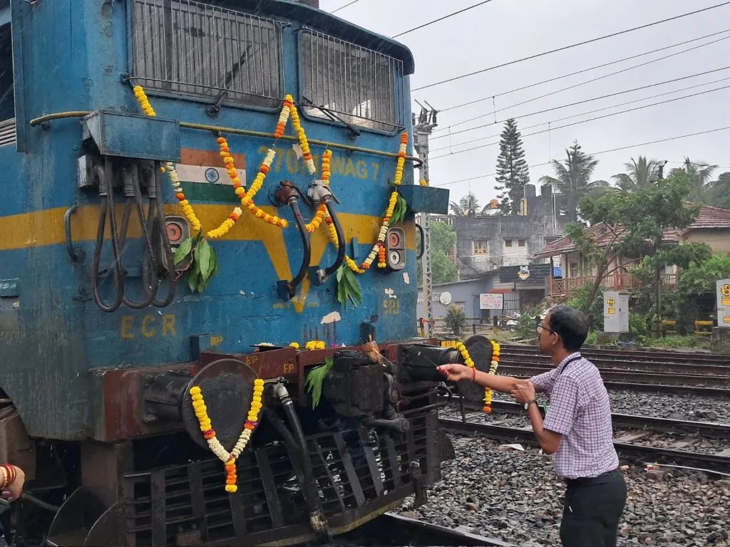 हैदराबाद-बेळगाव एक्स्प्रेसचे जल्लोषात स्वागत Hyderabad-Belgaum Express welcomed with jubilation