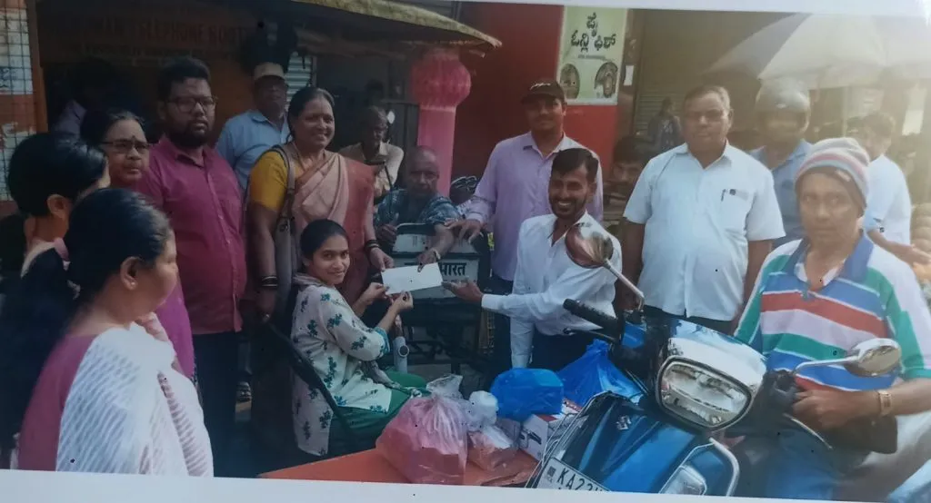 बबन भोबे मित्रमंडळातर्फे दिव्यांग मुलीला आर्थिक मदत Financial assistance to girl from Baban Bhobe Mitramandal