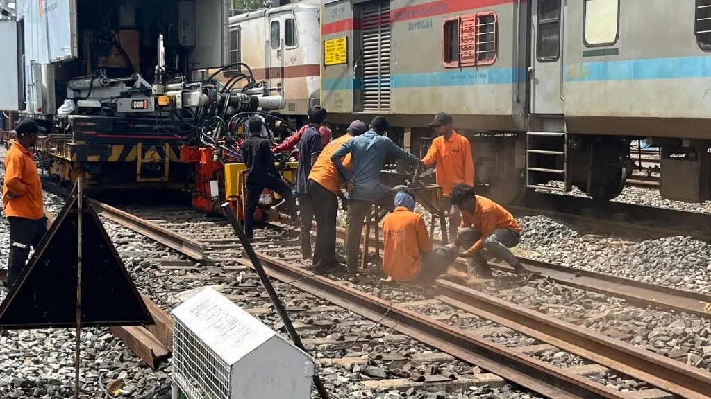रेल्वेस्थानक परिसरातील रेल्वेमार्गाची दुरुस्ती Repair of railway tracks in the railway station area