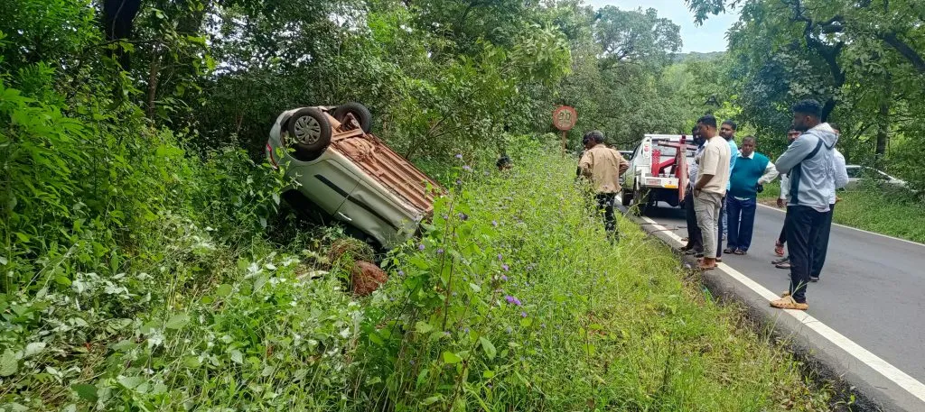 जांबोटीजवळ अपघातात प्रवासी सुदैवाने बचावले Passengers fortunately survived an accident near Jamboti