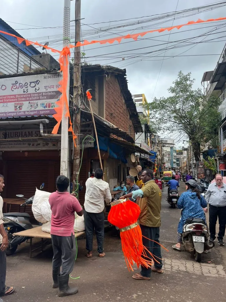 1 नोव्हेंबर राज्योत्सवाच्या पार्श्वभूमीवर हटविल्या शहरातील भगव्या पताका Saffron flags removed from city in view of November 1st state festival