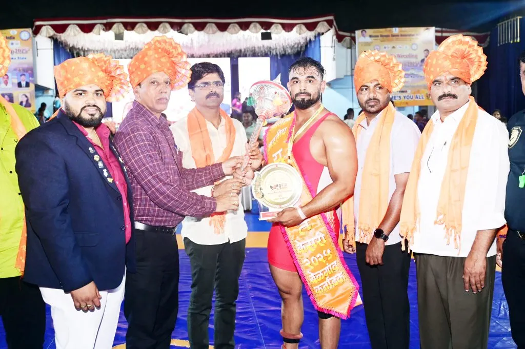 शंभू, दिव्या युवा भारत केसरीचे मानकरी Shambhu, Divya awarded with Yuva Bharat Kesari