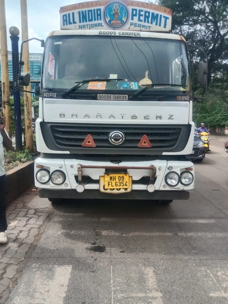 ट्रकने चिरडल्याने अनोळखी वृद्ध ठार Unidentified elderly man killed after being crushed by truck