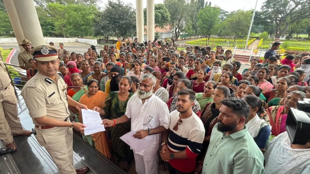 फसवणूक झालेल्या महिलांची जिल्हाधिकारी, पोलीस आयुक्त कार्यालयाला धडक Women who were cheated attacked the District Collector and Police Commissioner's office