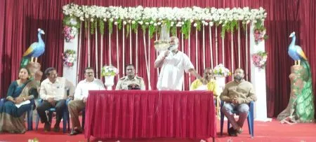 भामट्याच्या भूलथापांना फशी पडलेल्या महिलांची बैठक Meeting of women trapped by the tricks of a fraudster