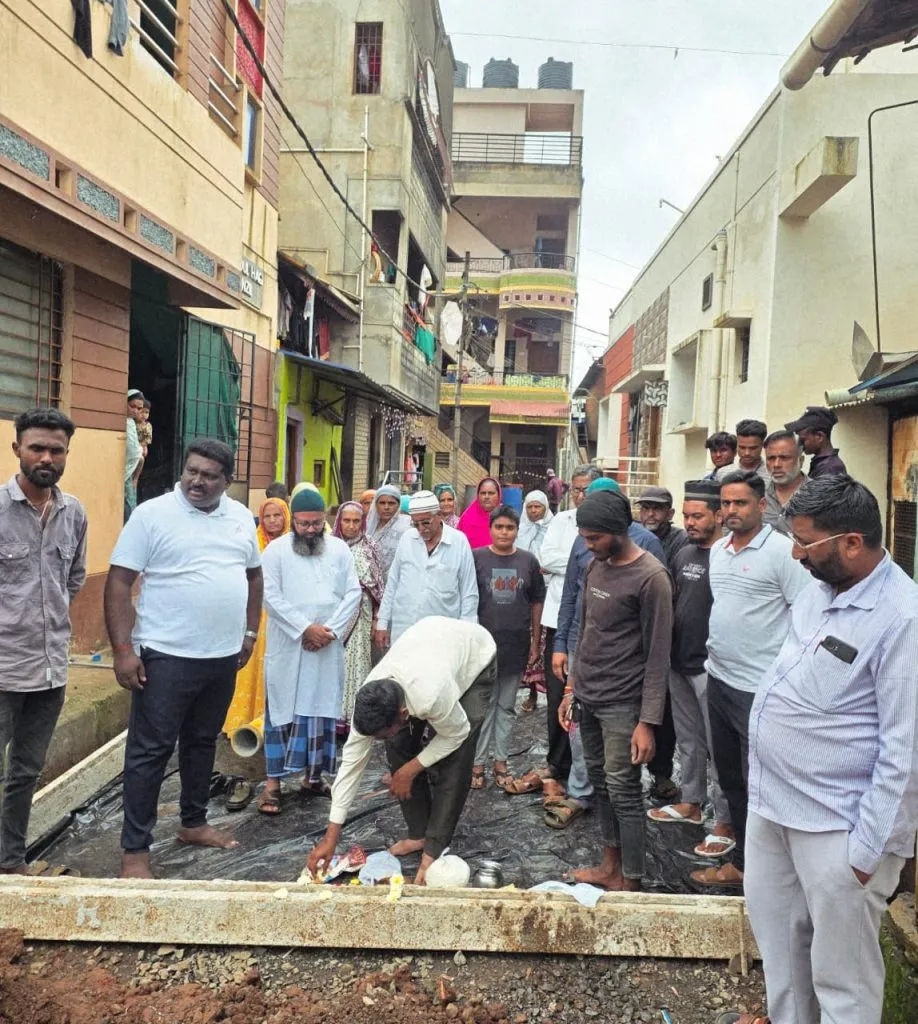 नवी गल्ली सर्व्हिस रस्त्याच्या काँक्रिटीकरणामुळे समाधान Satisfaction with the concreting of the new street service road