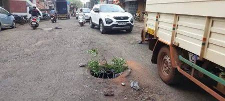 भातकांडे स्कूलसमोरील चेंबर धोकादायक Chamber in front of Bhatkande School dangerous