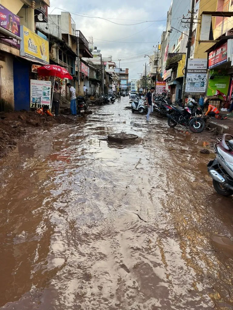 Mud reigns on the road at Fulbagh Galli