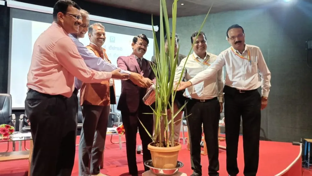 Government employees should provide honest, transparent service.