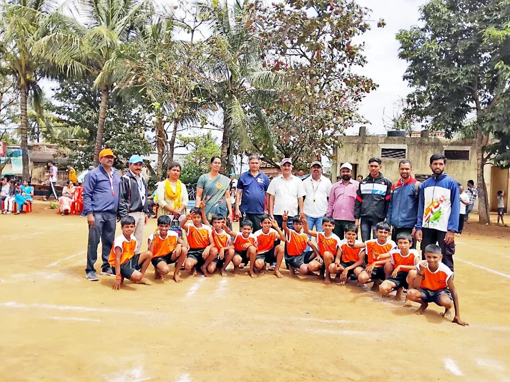 सुळगा (हिं.) मराठी शाळेतील मुलांचा खो-खो संघ प्रथम Sulga (Hin.) Marathi school children's Kho-Kho team first
