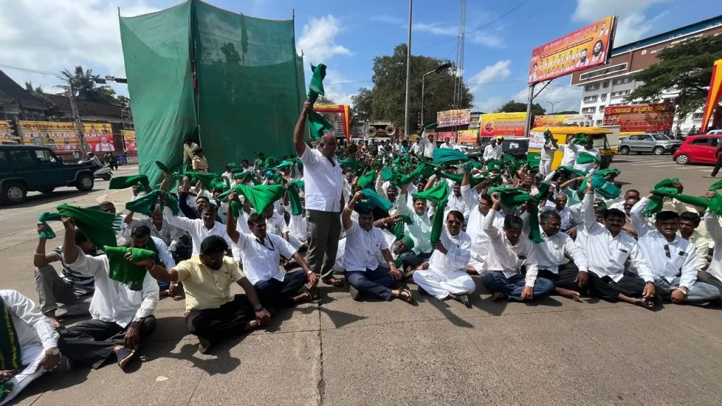 महाराष्ट्राच्या धर्तीवर ऊसदर द्या Give sugarcane rates on the lines of Maharashtra.