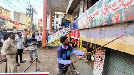 मराठी-इंग्रजी फलकांवर फिरविला ‘ब्रश’ 'Brush' was used on Marathi-English boards